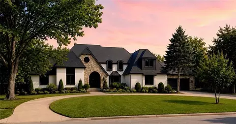5353 Somerset Dr, Prairie Village, KS 66207