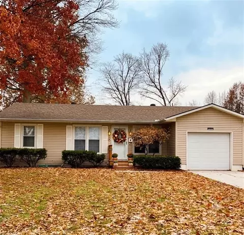 605 Gibson Rd, Lees Summit, MO 64063