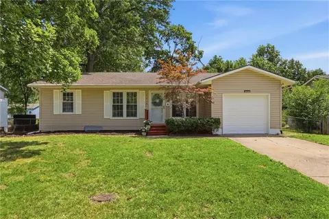 605 Gibson Rd, Lees Summit, MO 64063