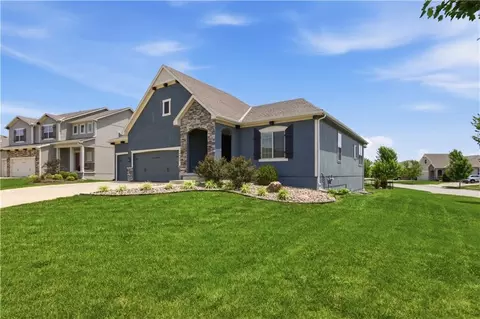 16989 S Heatherwood St, Olathe, KS 66062