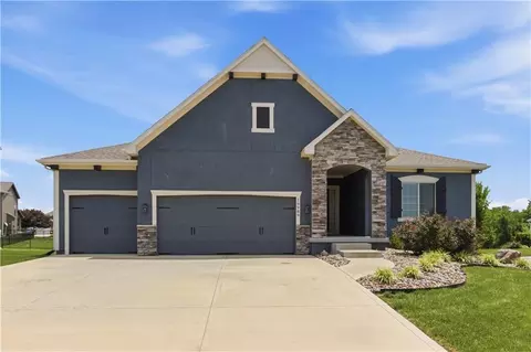 16989 S Heatherwood St, Olathe, KS 66062