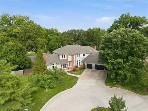 7505 El Monte Cir, Prairie Village, KS 66208