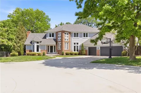 7505 El Monte Cir, Prairie Village, KS 66208