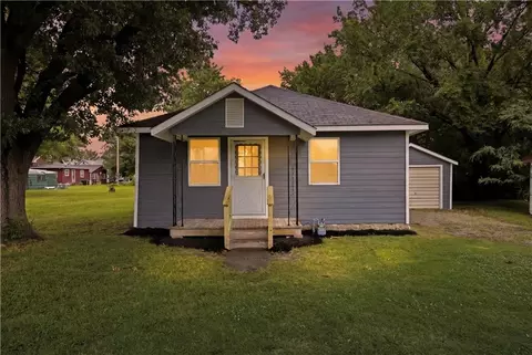 914 N 11th St, Neodesha, KS 66757