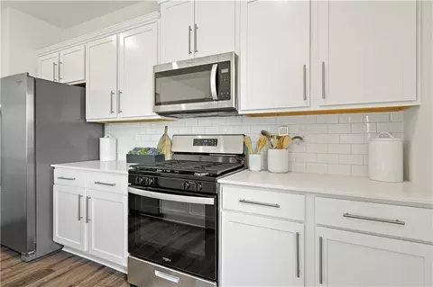 Kitchen - 706 Solstice Cir, Belton, MO 64012 photo 3 of 4