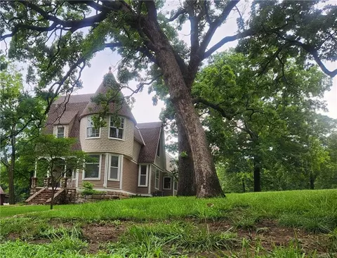 706 W Wall St, Harrisonville, MO 64701
