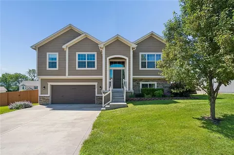 927 NW Long Dr, Grain Valley, MO 64029
