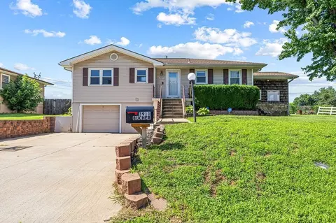 3911 Bucher Dr, Saint Joseph, MO 64503