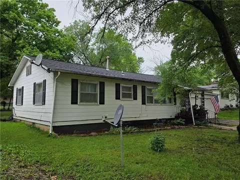 304 Warwick Rd, Coffeyville, KS 67337
