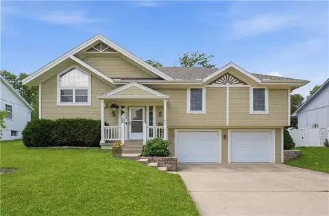 724 NE Colleen Dr, Lees Summit, MO 64086