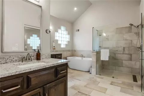 Bath - 4317 NE Maplegate Ct, Lees Summit, MO 64064 photo 3 of 5