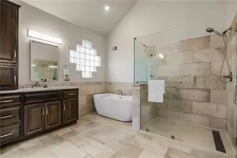 Bath - 4317 NE Maplegate Ct, Lees Summit, MO 64064 photo 4 of 5