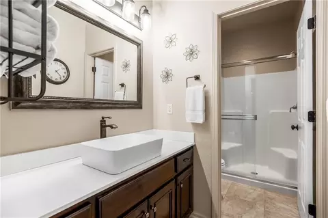 Bath - 4317 NE Maplegate Ct, Lees Summit, MO 64064 photo 2 of 5