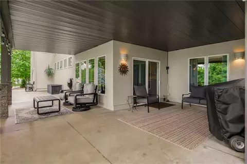 Exterior - 4317 NE Maplegate Ct, Lees Summit, MO 64064 photo 5 of 7