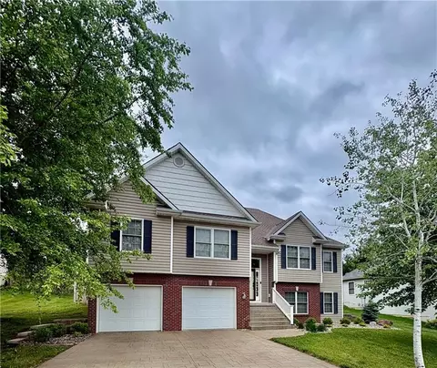 5125 Brookhaven Dr, Saint Joseph, MO 64507