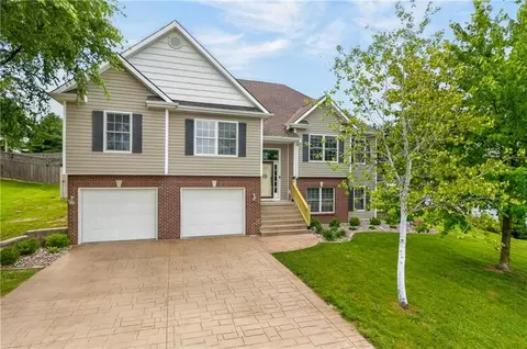 5125 Brookhaven Dr, Saint Joseph, MO 64507