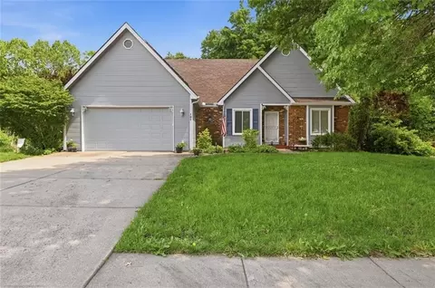 107 Willow Dr, Lansing, KS 66043