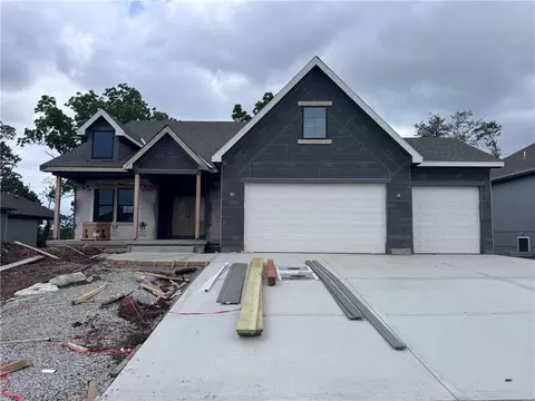1945 Longview Dr, Liberty, MO 64068