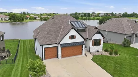 4261 Lakeshore Dr, Basehor, KS 66007