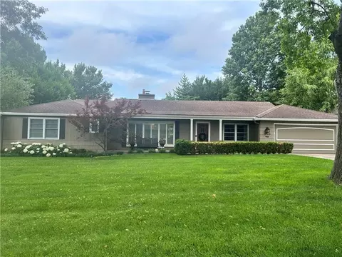 5926 Howe Dr, Fairway, KS 66205