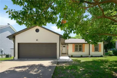 821 Heather Dr, Belton, MO 64012