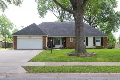 1400 SW Charleston St, Lees Summit, MO 64081