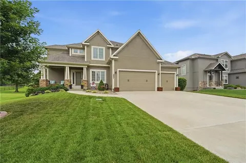 2821 NE Parkview Ln, Lees Summit, MO 64086