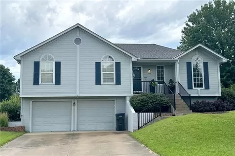700 NE Hunters Rdg, Lees Summit, MO 64086