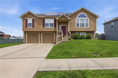 9712 E 222 St, Peculiar, MO 64078