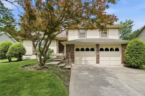 302 NE Noeleen Ln, Lees Summit, MO 64086