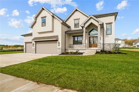 5695 Thousand Oaks Dr, Parkville, MO 64152