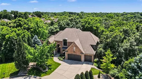 6104 Timberidge Ct, Parkville, MO 64152