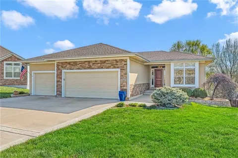 16657 Sandstone Cir, Basehor, KS 66007