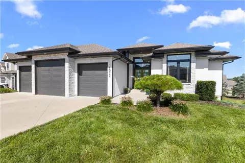 14622 Thousand Oaks Place Pl, Parkville, MO 64152