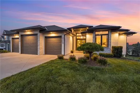 14622 Thousand Oaks Place Pl, Parkville, MO 64152
