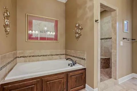 Bath - 1422 Brompton Ln, Raymore, MO 64083 photo 3 of 5