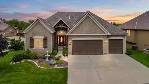 1422 Brompton Ln, Raymore, MO 64083
