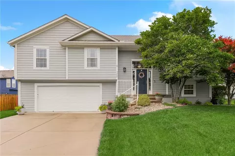 3208 SW Damon Ln, Lees Summit, MO 64082
