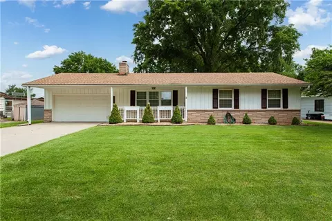 18200 Hanthorne Dr, Independence, MO 64057