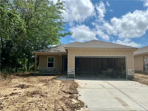 2826 Woodfield Dr, Tonganoxie, KS 66086