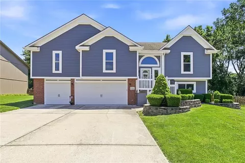 1301 NE Foxwood Dr, Lees Summit, MO 64086