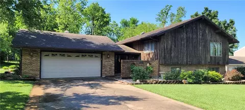 21 W Edwards St, Iola, KS 66749