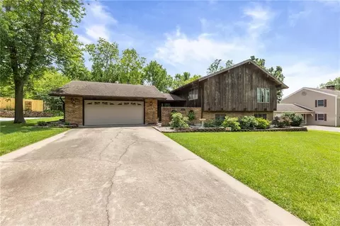 21 W Edwards St, Iola, KS 66749