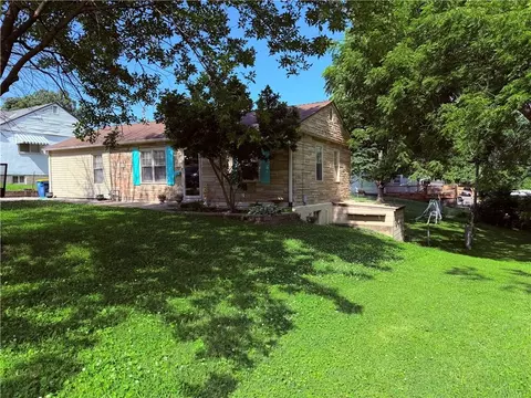 519 S Willow Ave, Sugar Creek, MO 64053