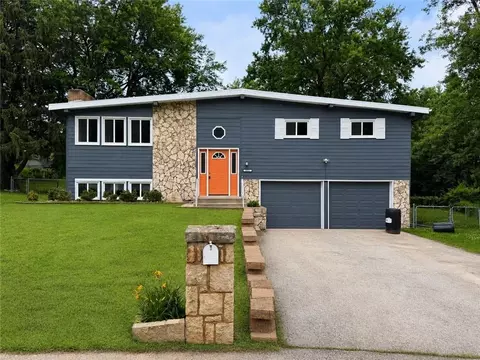 8021 Brookside Cir, Kansas City, KS 66109