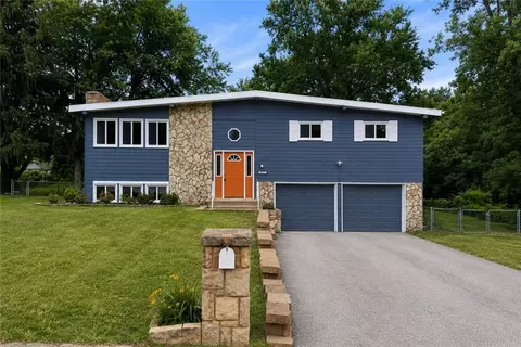 8021 Brookside Cir, Kansas City, KS 66109