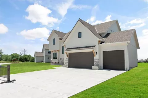 2008 NE Bluestone Dr, Lees Summit, MO 64064