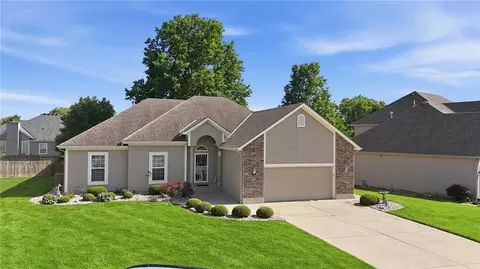 812 SW Nautica Ct, Lees Summit, MO 64082