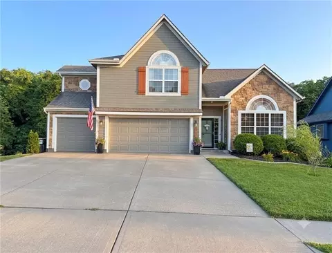 919 S 12th St, Louisburg, KS 66053