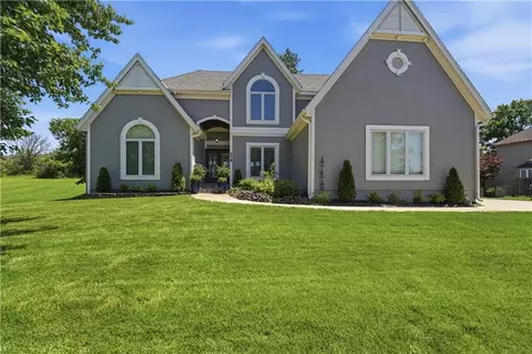 579 N Winnebago Dr, Lake Winnebago, MO 64034